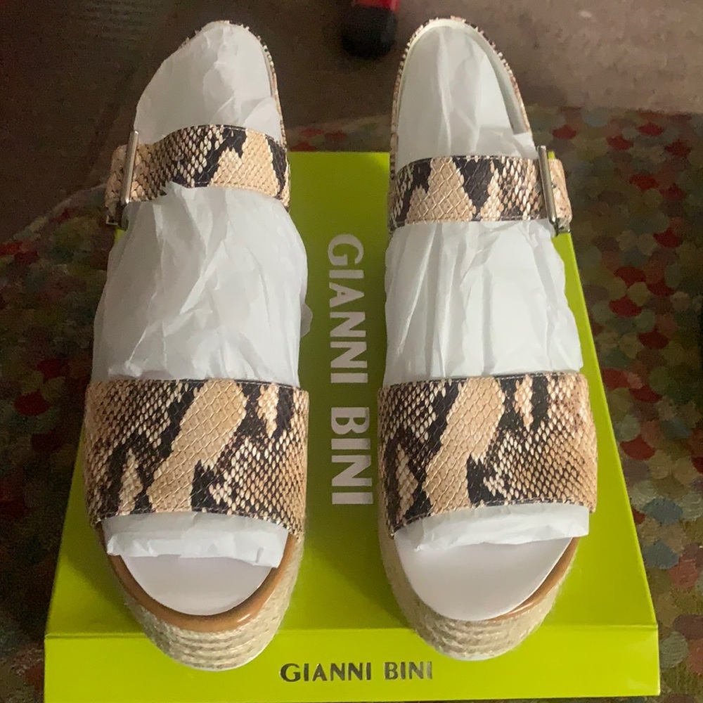 BNWT Gianni Bini Rooniee style snake wedge